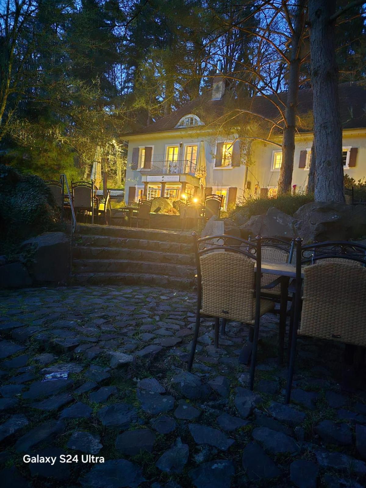 Hotel Und Restaurant Halbinsel 블리에스카스텔 외부 사진